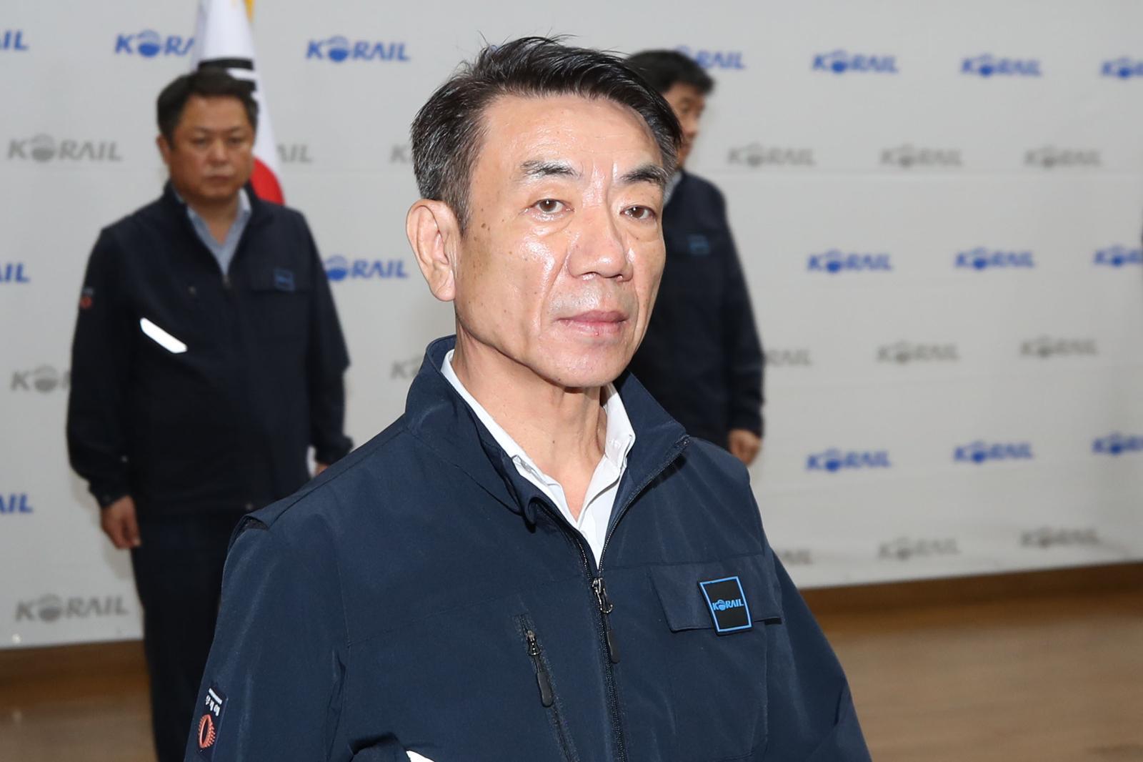 한문희 한국철도공사(코레일) 사장이 14일 오전 서울 중구 한국철도공사 서울본부에서 철도노조 파업 관련 사과 기자회견을 마치고 이동하고 있다. 2023.09.14. [서울=뉴시스]