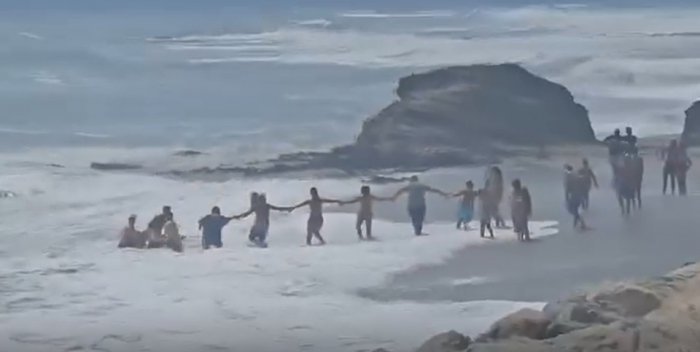 아이를 구출하기 위해 손을 맞잡고 ‘인간 사슬(Human chain)’을 만든 사람들. (출처=더선 캡처)