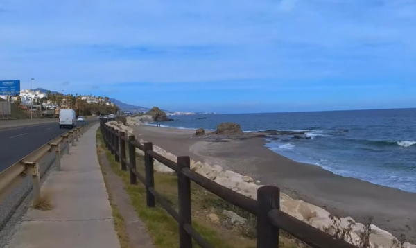 사건이 발생한 스페인 코스타 델 솔의 페뇬 델 쿠라 해변. (출처=유튜브 Nataly Explora 갈무리)