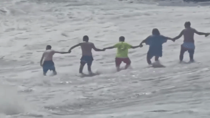 소년의 손을 붙잡고 구출하는 사람들. (출처=인스타그램 @fuengirolaqueja 갈무리)