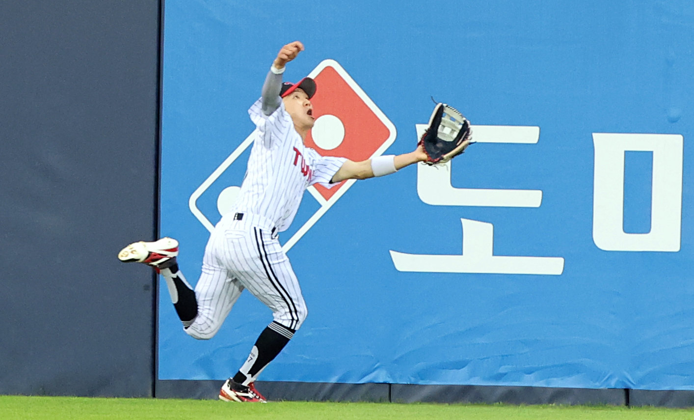 5월 29일 잠실 한화전에서 플로리얼의 안타성 타구를 잡아낸 박해민. 뉴시스