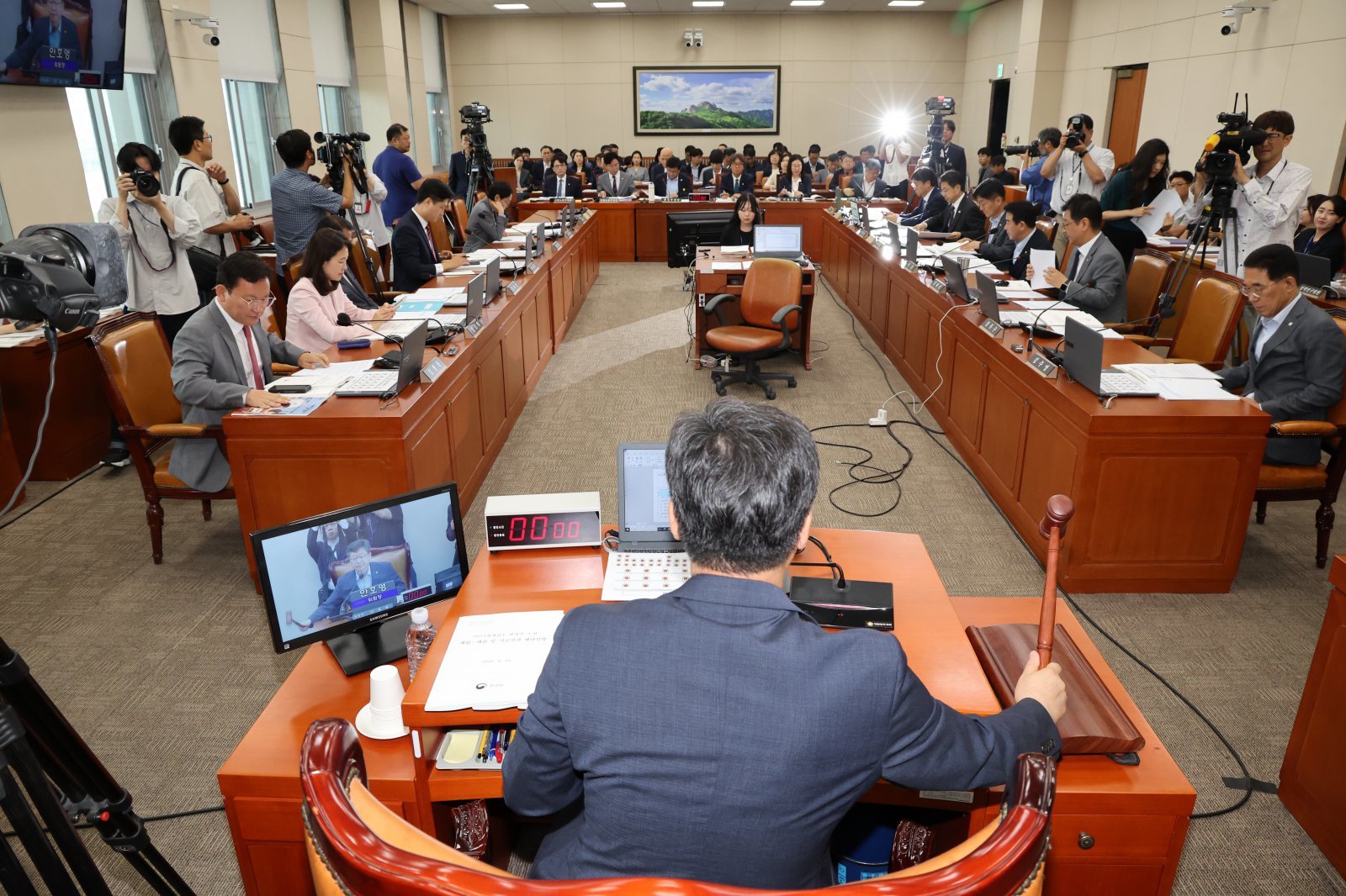 20일 오전 서울 여의도 국회 환경노동위원회 전체회의에서 안호영 위원장이 의사봉을 두드리고 있다. 2025.08.20 [서울=뉴시스]