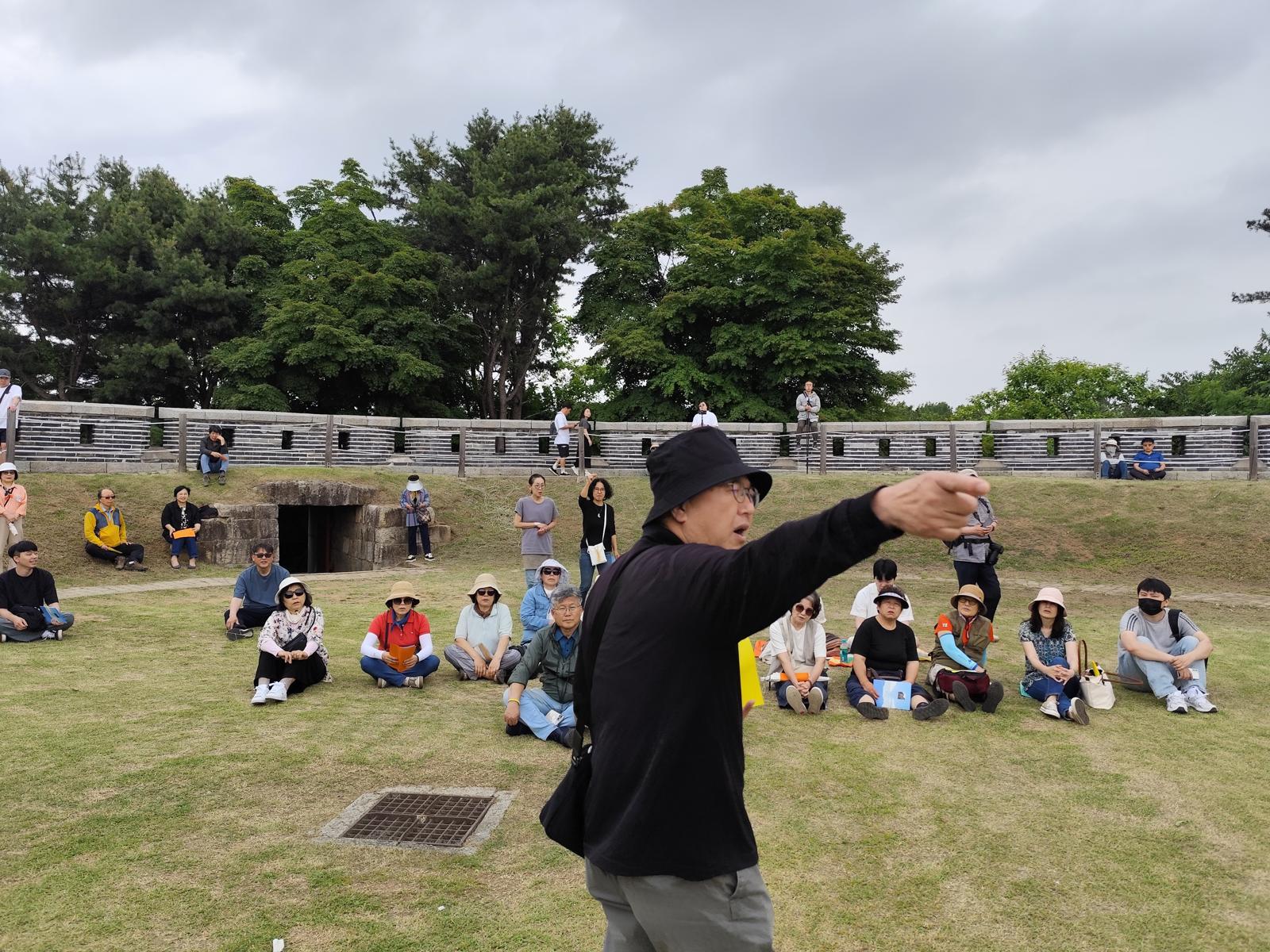 황평우 더리미미술관 학예실장(문화재청 전 문화재연구위원)이 광성보에서 역사강의를 하고 있다. 사진=더리미미술관 제공