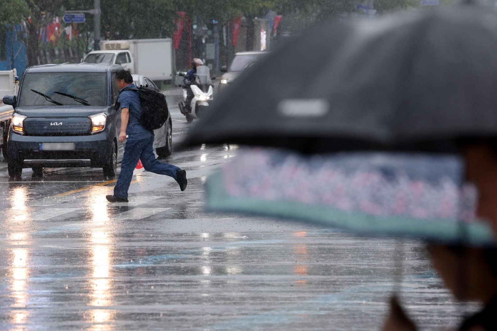 전국 대부분 지역에 비가 내리며 서울과 경기북부 등에 호우특보가 발효중인 17일 서울 종로구 광화문네거리에서 한 시민이 비를 피하기 위해 뛰어가고 있다. 2025.9.17/뉴스1