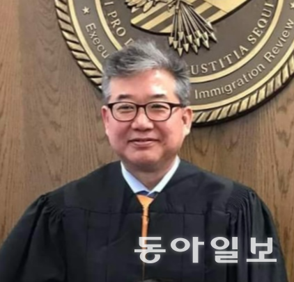 한국계 미국인 최초로 미국 연방 이민법원 판사를 지냈지만 최근 도널드 트럼프 2기 행정부로부터 돌연 해임된 데이비드 김 전 판사의 법관 재직 시절 모습. 김 전 판사 제공