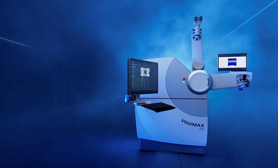 스마일프로 수술을 시행하는 레이저 시력교정 장비 비쥬맥스800 (VISUMAX800)