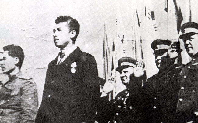 1945년 10월 14일 평양공설운동장에서 열린 ‘소련군 환영 평양시 민중 대회’에 등장한 김일성. 가슴에 소련 훈장을 단 김일성 뒤로 소련 고위 장교들이 서있다. 동아일보 DB