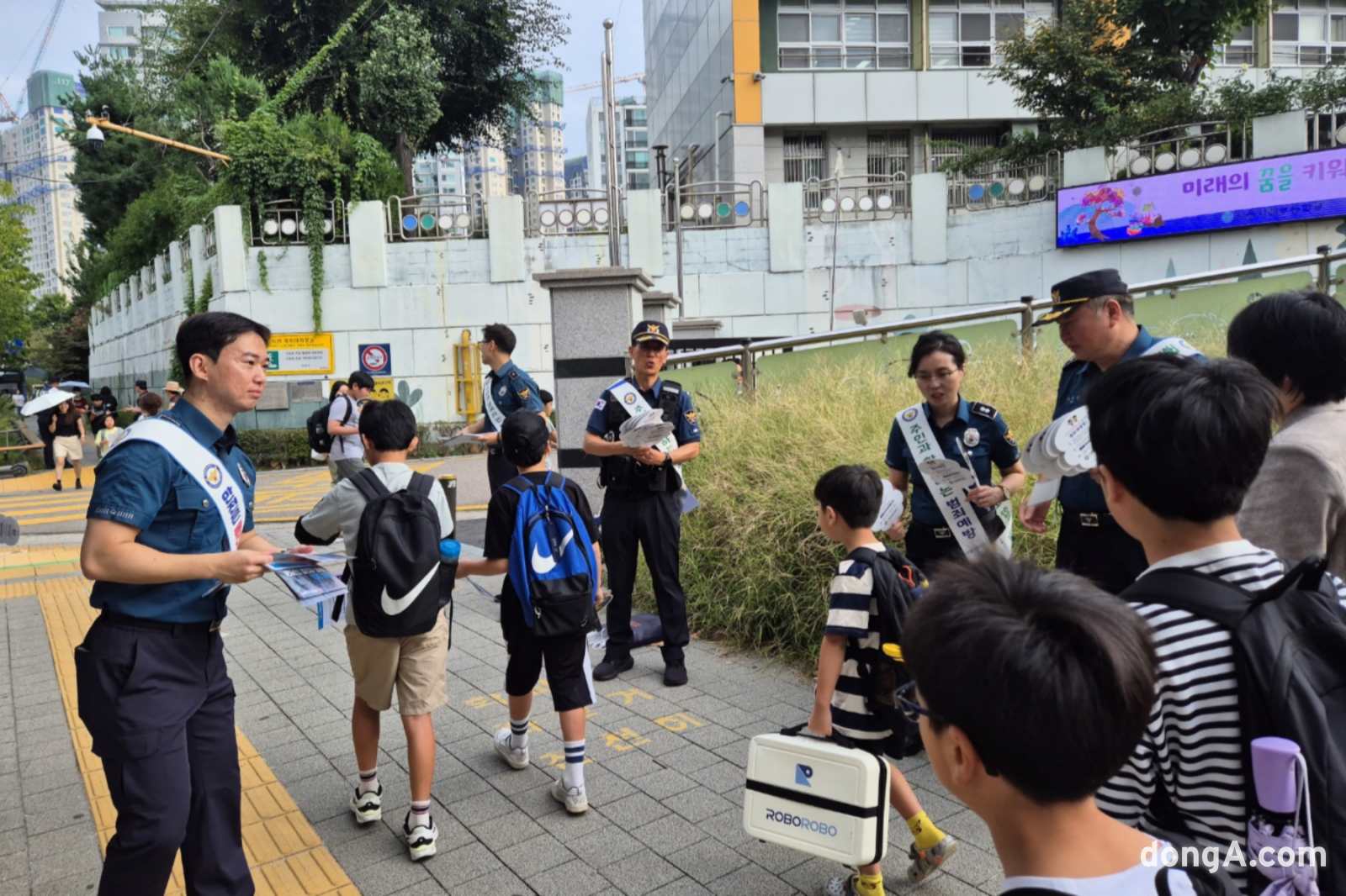 서울 방배경찰서는 어린이 유괴 수법이 낮에도 발생한다며 각별한 주의를 당부했다. 경찰과 전문가들은 반복적인 예방 교육과 등하굣길 안전 관리가 핵심이라고 강조했다. (사진=방배경찰서 제공)