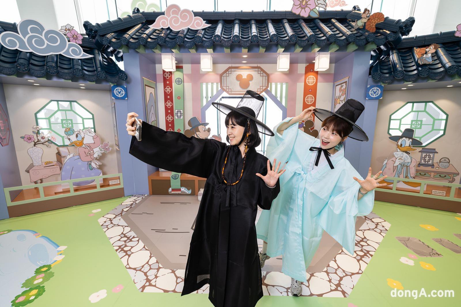 롯데월드타워 전망대 서울스카이에서는 11월 30일까지 월트디즈니 컴퍼니 코리아와 함께 ‘서울스카이에서 만나는 디즈니 K-헤리티지’를 선보인다.