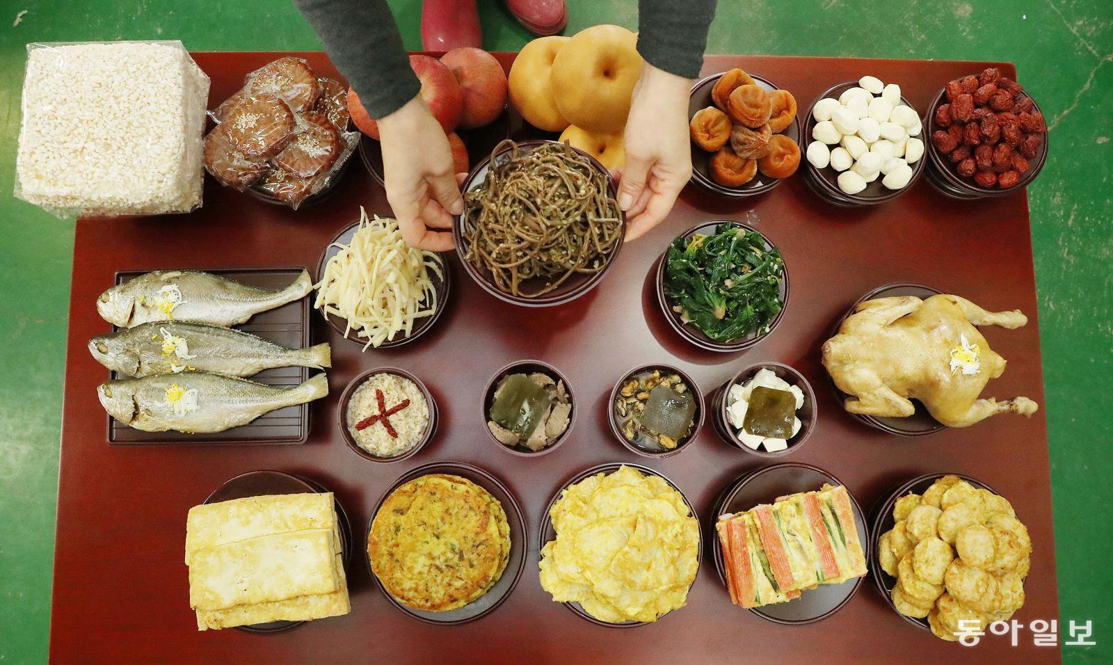 추석 기간 차례상에 올라가는 기름진 음식을 과식하다 보면 자칫 체중이 불어나기 십상이다. 전문가들은 음식 섭취 순서를 바꾸고 운동량을 늘리는 것을 추천했다. 사진은 차례상에 음식이 올라간 모습.  동아일보DB