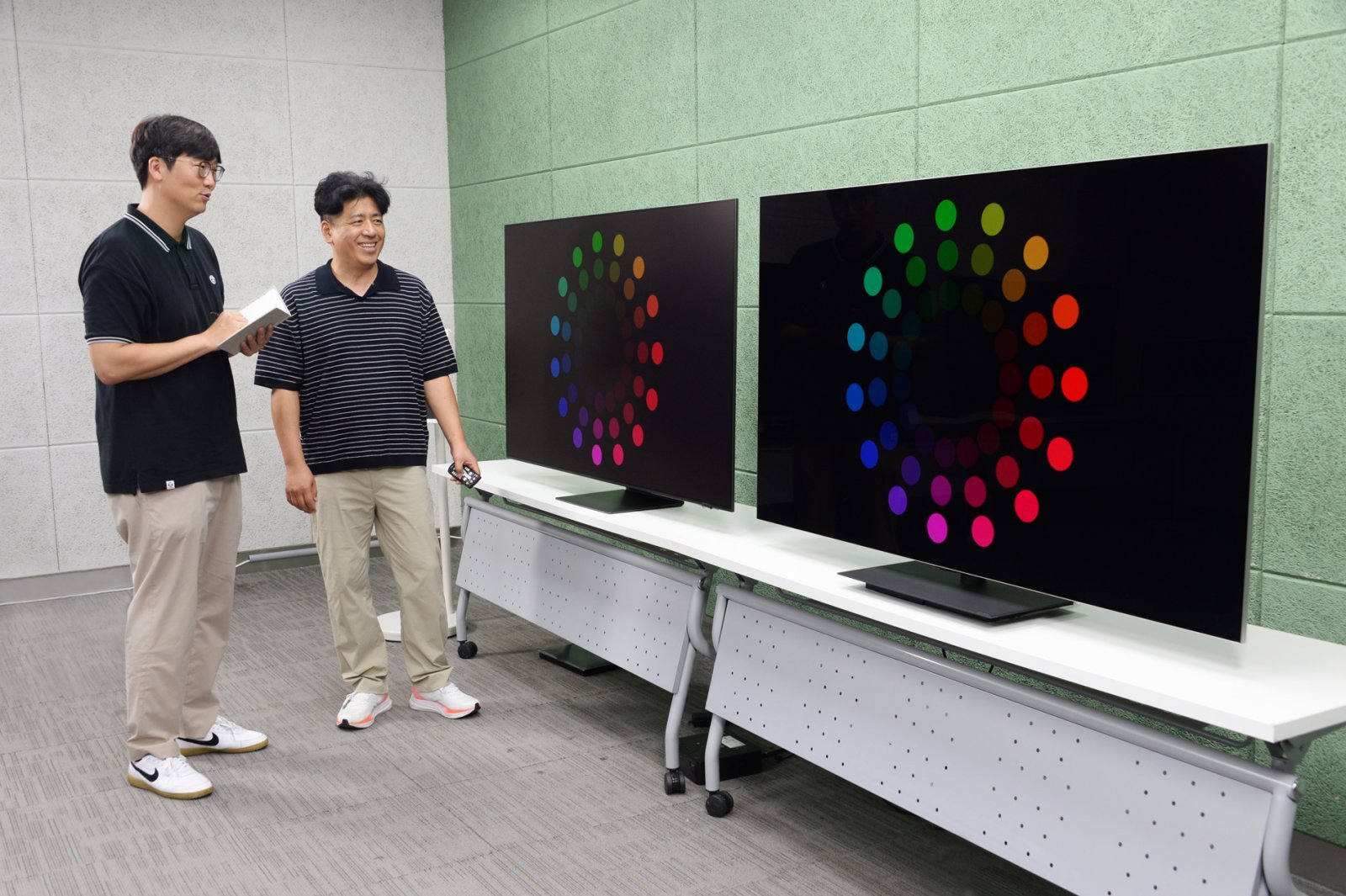 류지봉 LG전자  책임연구원(오른쪽)이 밝은 실내에서도 일관된 고화질을 유지하는 LG 올레드 TV에 관해 설명하고 있다. LG전자 제공