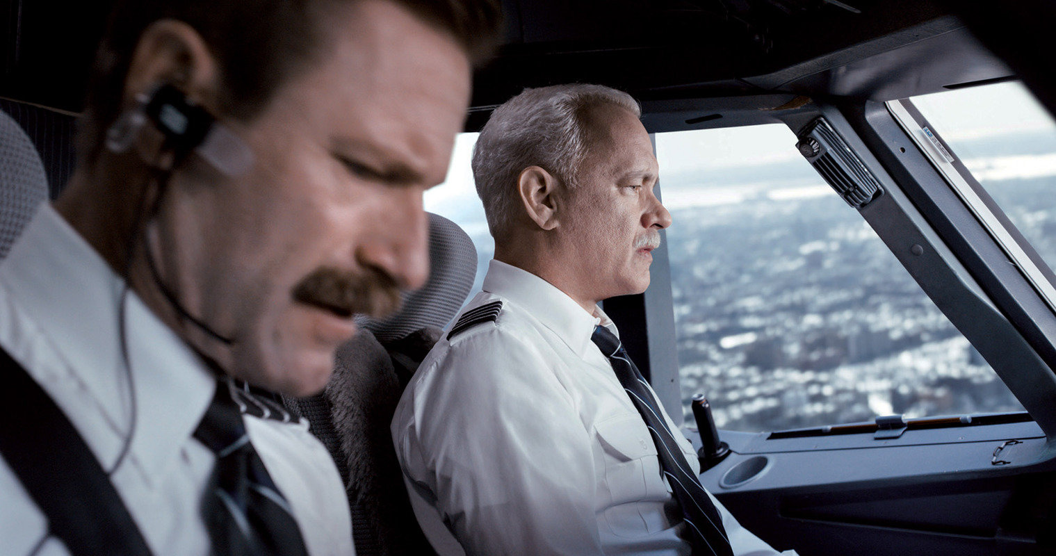 실화를 바탕으로 한 영화 ‘허드슨강의 기적’의 한 장면. 주인공인 설리 기장(톰 행크스)은 비행기를 강에 내릴 때까지 끊임없이 부기장과 의견을 교환합니다. 출처 영화 화면 캡처