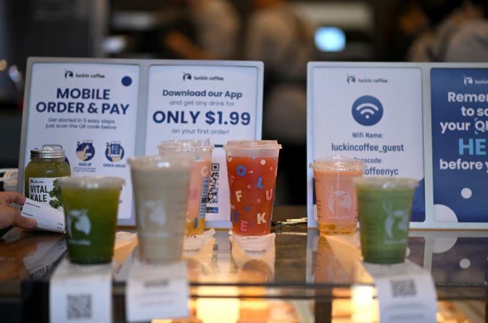 미국 뉴욕 맨해튼 루이싱커피 매장. ‘앱을 다운 받으면 1.99달러(약 2800원)에 커피를 즐길 수 있다’는 안내가 눈에 띈다. 맨해튼=AP뉴시스