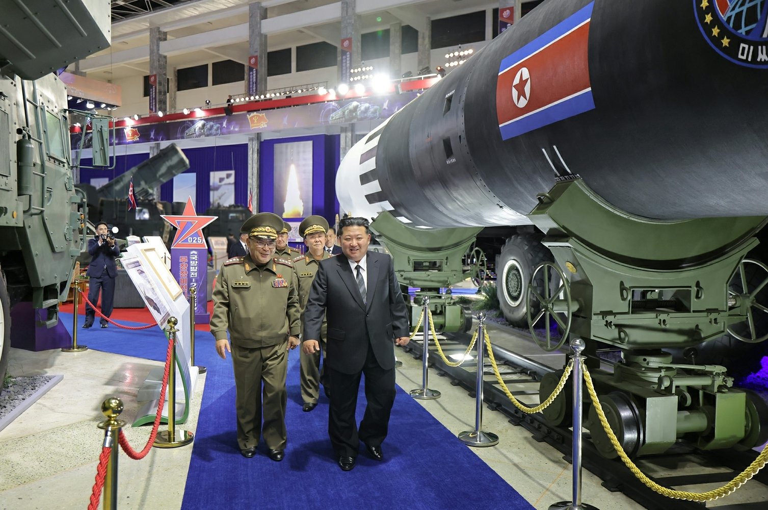 북한 노동당 기관지 노동신문은 5일 “무장장비전시회 ‘국방발전-2025’가 지난 4일 수도 평양에서 성황리에 개막했다＂라고 보도했다. (평양 노동신문=뉴스1)