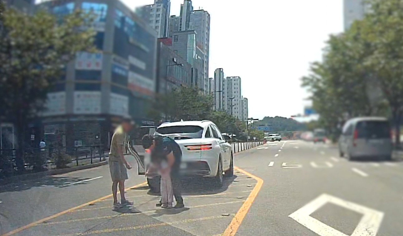 목에 사탕이 걸린 아이를 구조하는 경찰. 경기북부경찰청 제공 영상 캡처