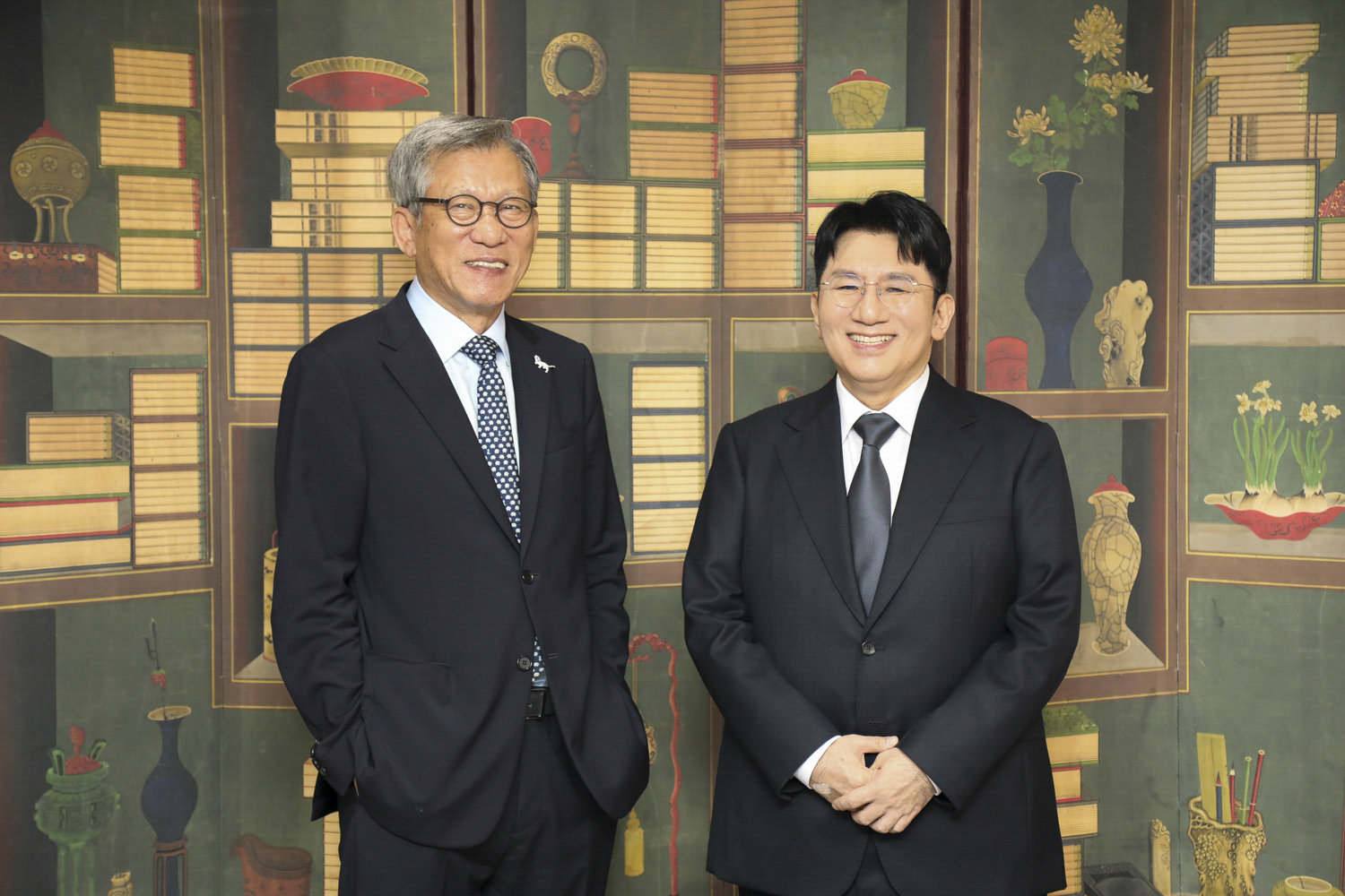 2일 국립중앙박물관에서 차담을 한 유홍준 관장(왼쪽)과 방시혁 하이브 의장. 국립중앙박물관 제공