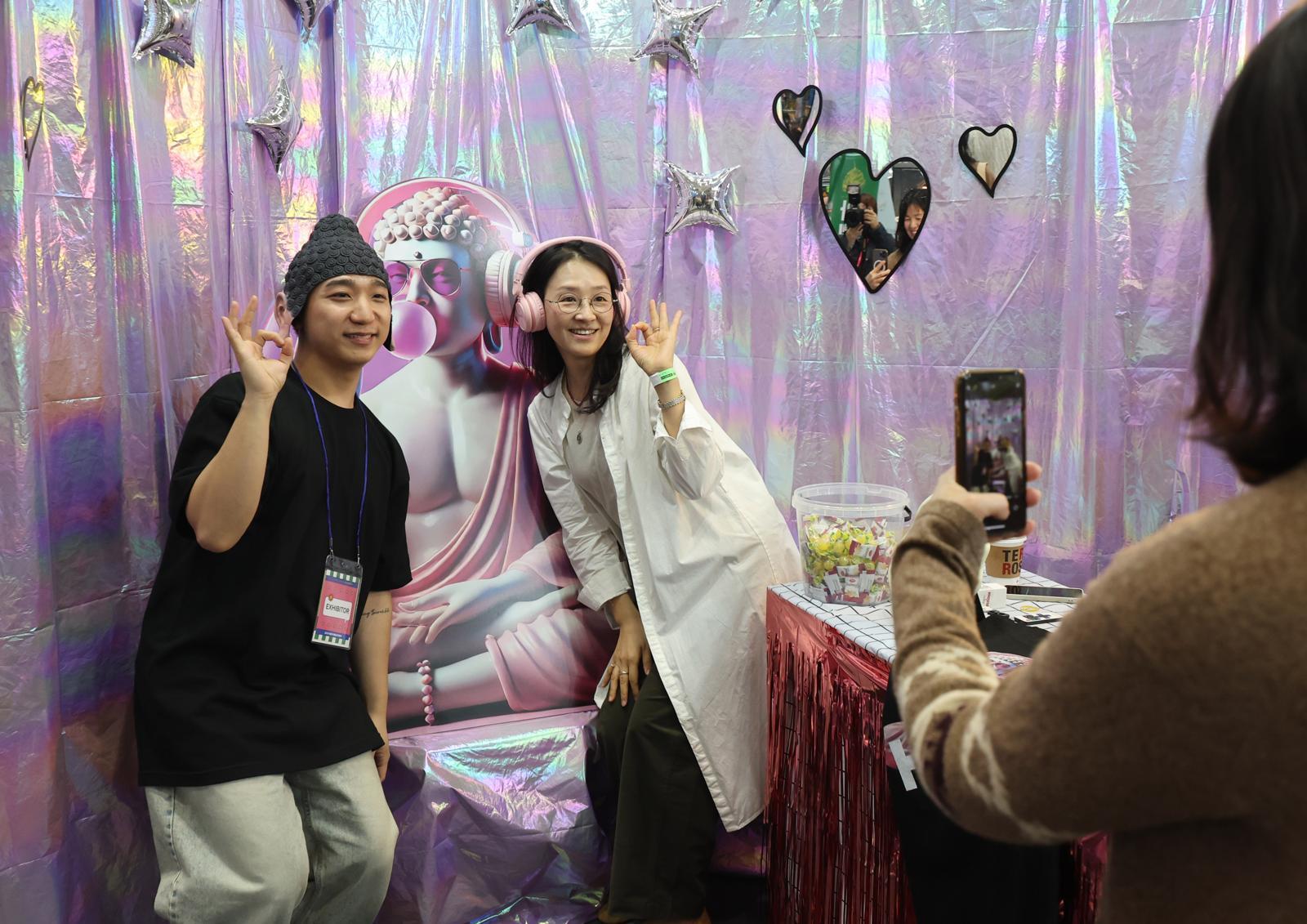 ‘2025서울국제불교박람회’와 ‘제13회 붓다아트페어’에서 파티인붓다 부스를 찾은 젊은이들이 기념 촬영을 하고 있다. 뉴스1