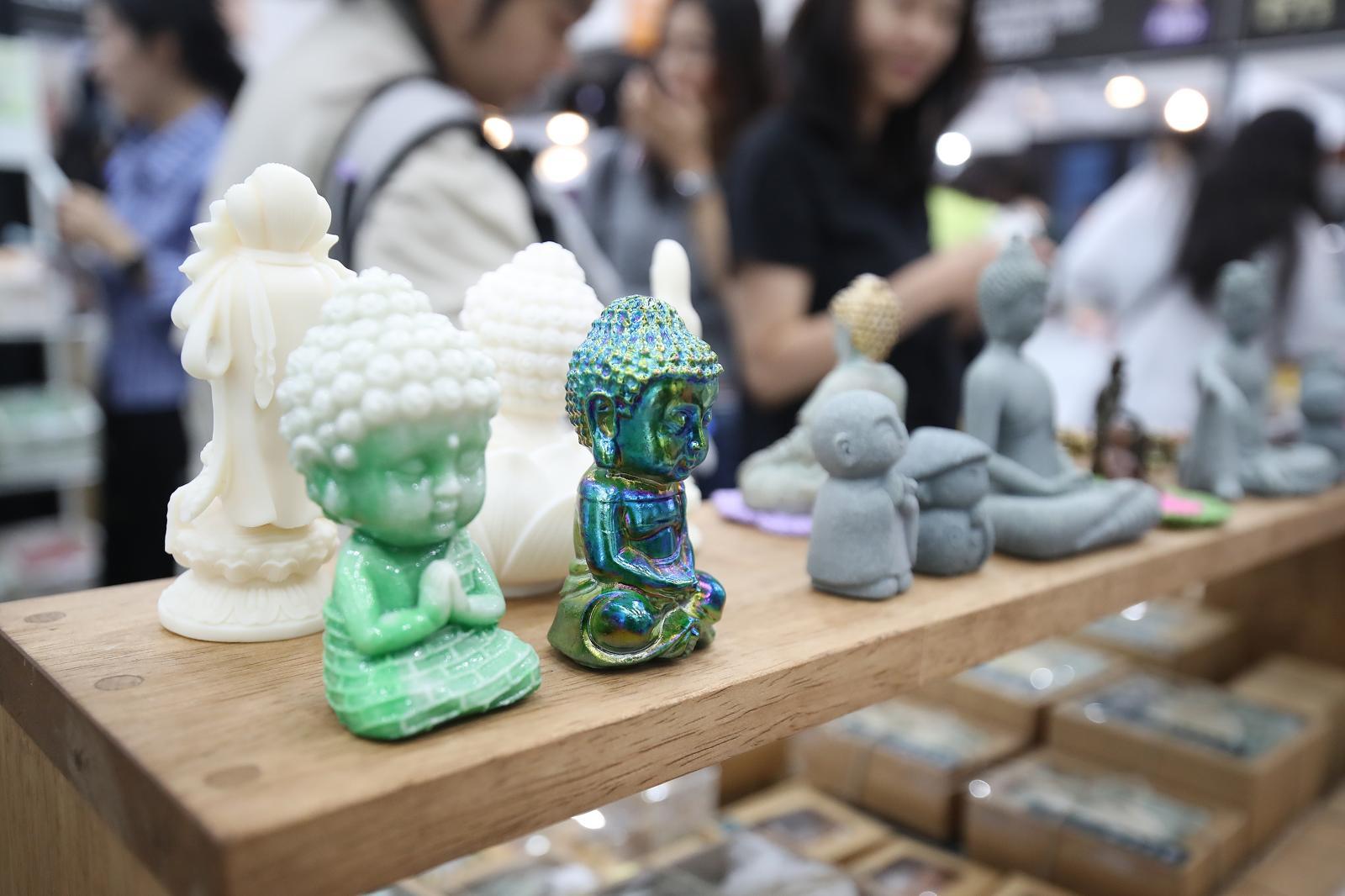 지난달 11일 대구 북구 엑스코에서 개막한 ‘대한민국 불교문화 엑스포’를 찾은 관람객이 다양한 불교문화 기념품을 살펴보고 있다. 뉴스1