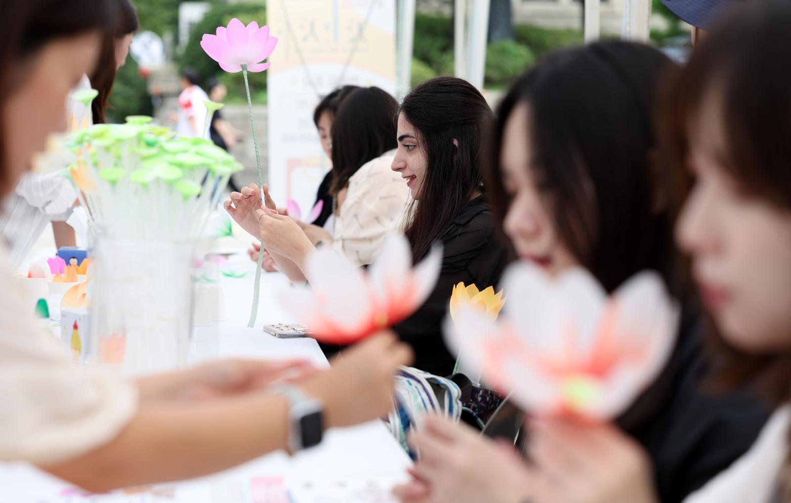 지난달 9일 서울 중구 동국대학교에서 열린 2025 불교문화대전에서 학생들이 불교문화 체험 부스를 찾아 연꽃 만들기를 체험하고 있다. 뉴시스