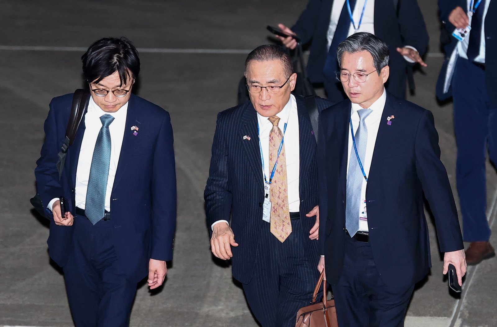 김정관 산업통상자원부 장관(왼쪽부터), 위성락 국가안보실장, 김용범 대통령실 정책실장이 8월 28일 새벽 미국 순방 일정을 마치고 경기도 성남 서울공항을 통해 귀국해 대화하고 있다. 2025.8.28 뉴스1