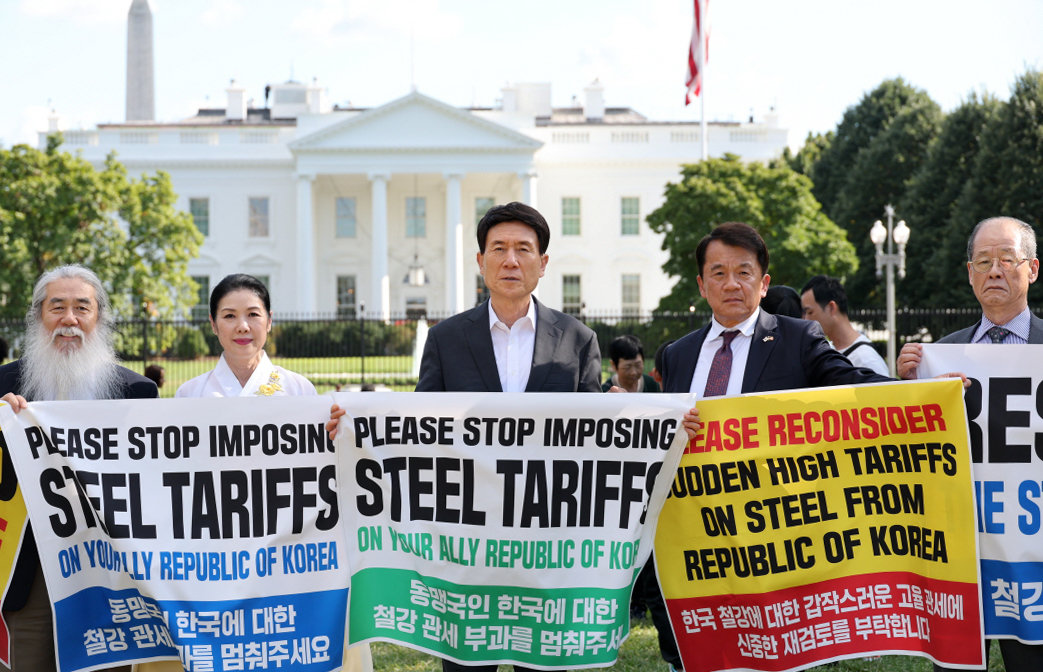 9월 미국 워싱턴에서 철강 관세에 반대하는 시위를 진행 중인 이강덕 경북 포항시장(가운데)와 일행. 포항시 제공
