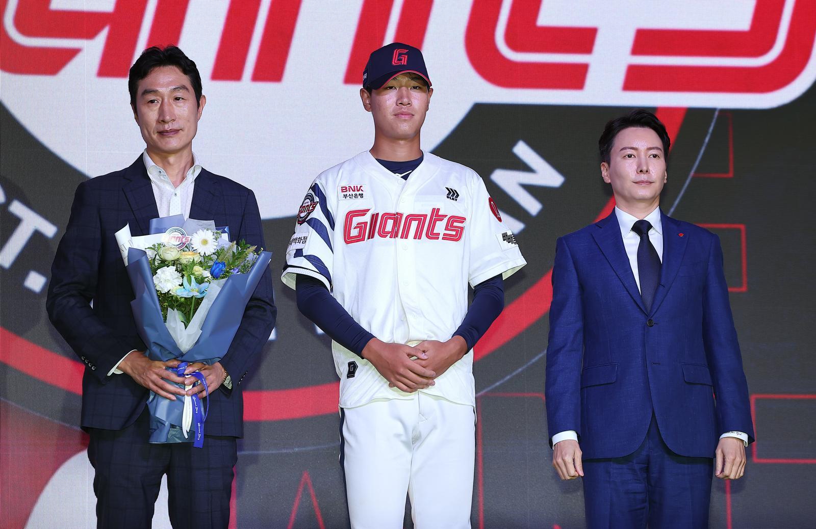 2026 신인 드래프트에서 1라운드 전체 4순위로 롯데 자이언츠에 지명된 투수 신동건(가운데). 2025.9.17 뉴스1