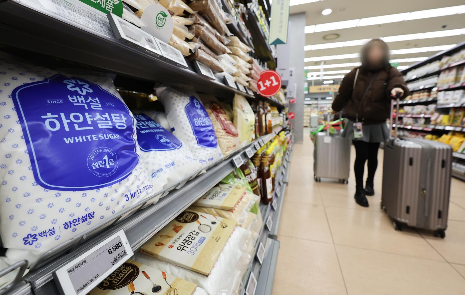 3월 9일 서울 도심의 한 대형마트에 설탕이 진열되어 있다. 2025.3.9 뉴스1