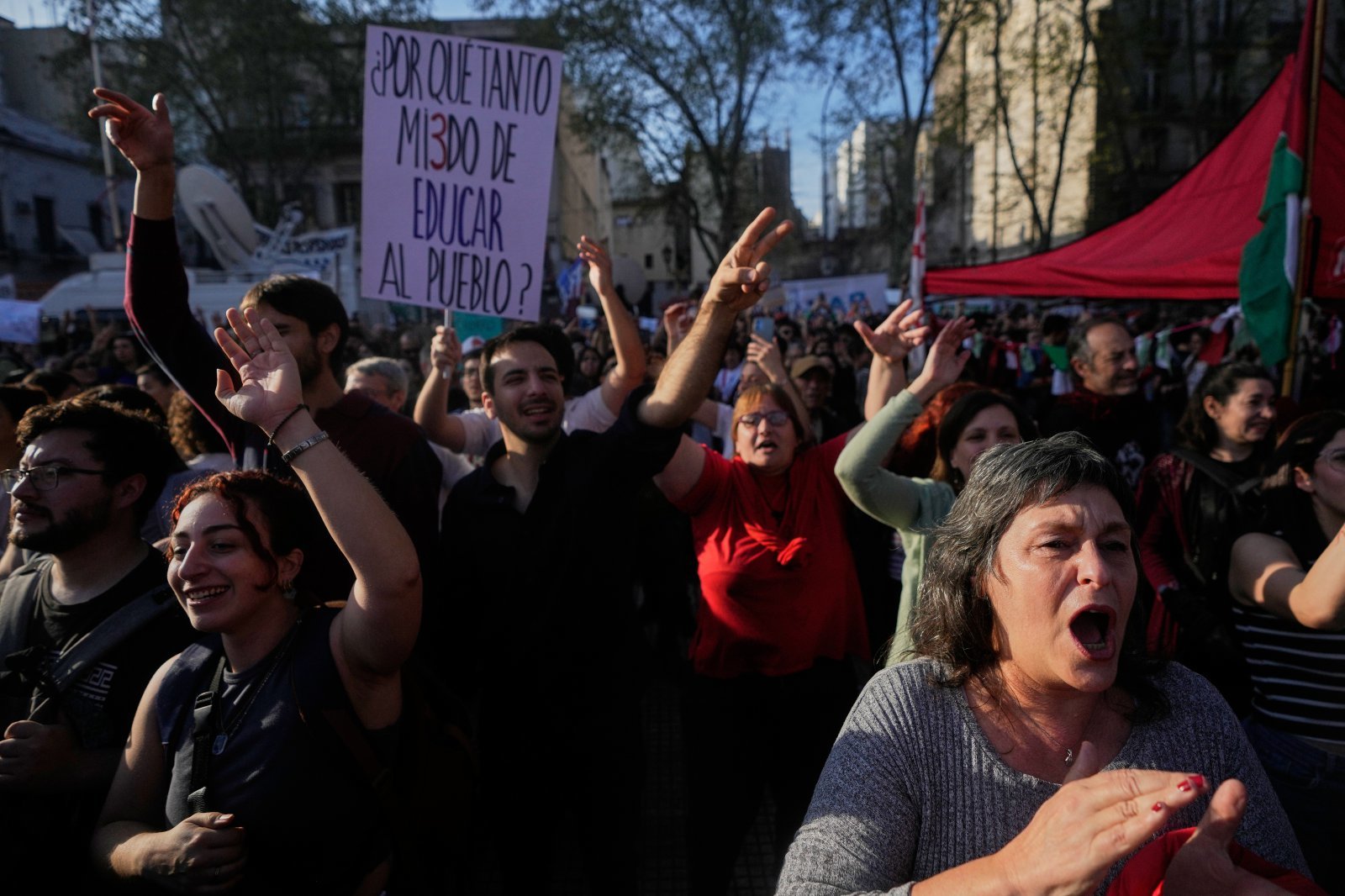 지난달 17일(현지시간) 아르헨티나 수도 부에노스아이레스에서 하비에르 밀레이 아르헨티나 대통령이 대학 지원 법안에 거부권을 행사하자 시민들이 이에 항의해 시위를 벌이고 있다. 부에노스아이레스=AP 뉴시스