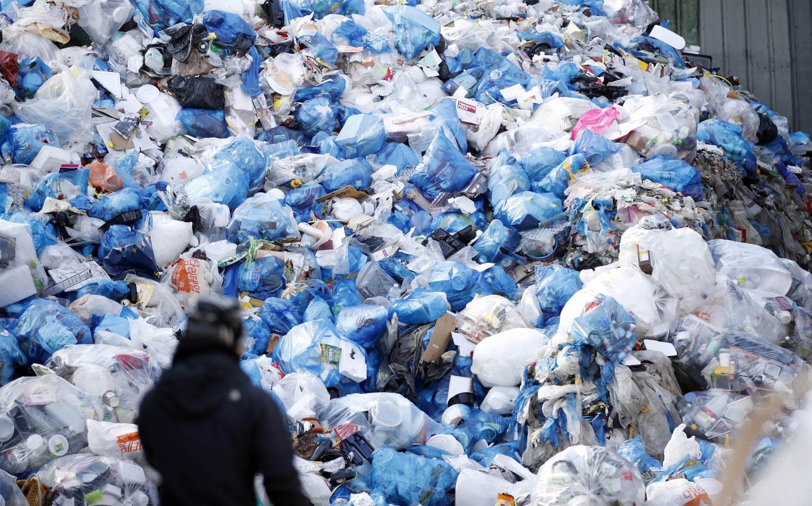 설 연휴 다음날인 3일 광주 북구 재활용선별장에서 명절 기간 중 급증한 배출 쓰레기가 산을 이루고 있다. 사진=광주 북구 제공