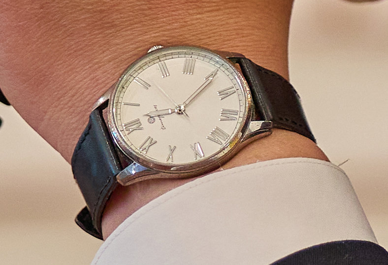 이재명 대통령이 9일 서울 용산구 대통령실에서 이시바 시게루 일본 총리와 전화 통화를 하고 있다. 사진은 이 대통령이 착용한 OST 달빛정원 시계. 대통령실 제공.