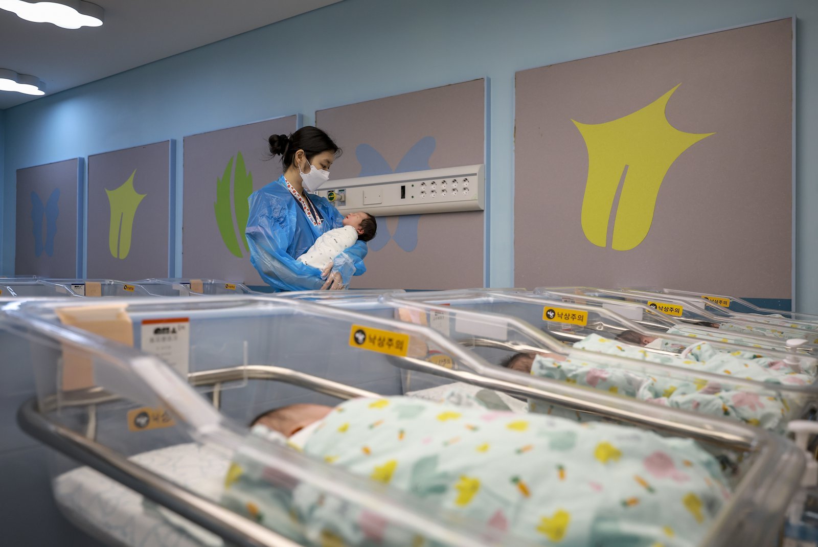 25일 경기 고양시 CHA의과학대학교 일산차병원 신생아실에서 간호사가 신생아들을 돌보고 있다.   통계청이 발표한 ‘2025년 7월 인구동향’에 따르면 지난 7월 출생아 수는 2만1803명으로, 1년 전보다 1223명(5.9%) 증가했다. 출생아 수는 같은 달 기준 2021년 2만2364명 이후 4년 만에 가장 규모다. 출생아 수는 13개월째 증가세를 기록하고 있다. 혼인 건수는 2만394건으로 전년보다 1583건(8.4%) 늘며 16개월째 증가세를 보였다. 2025.09.25 [고양=뉴시스]