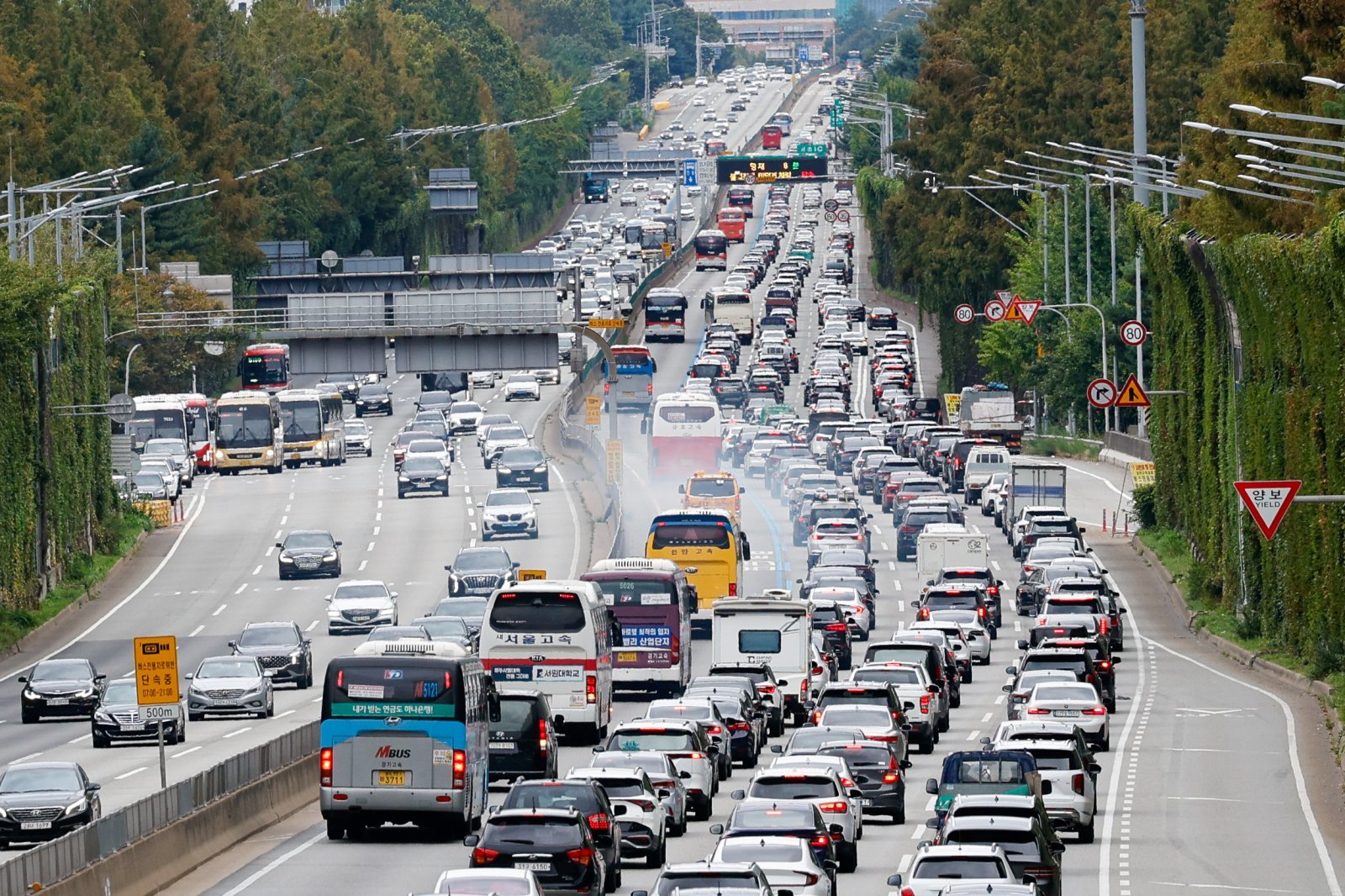 추석 연휴 둘째 날인 4일 서울 서초구 잠원 IC에서 바라본 경부고속도로 부산 방향(하행선)이 귀성 차량으로 정체를 빚고 있다. 2025.10.4/뉴스1