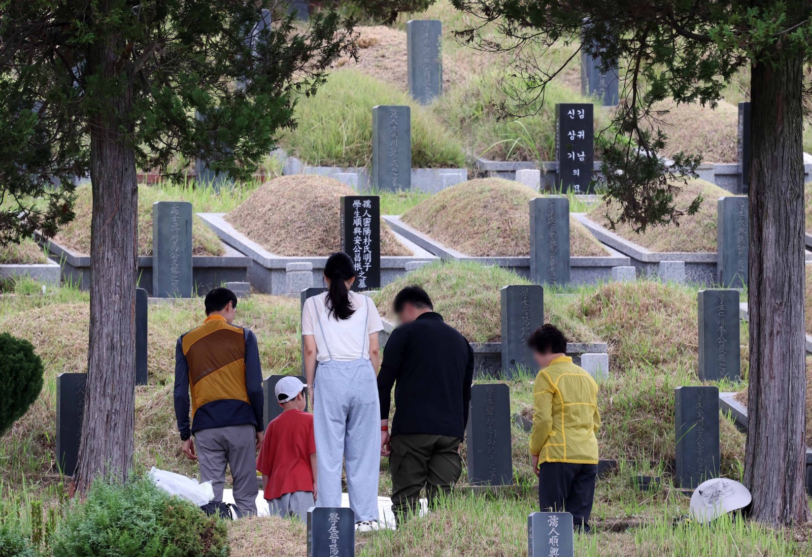 추석 연휴를 1주일 가량 앞둔 28일 부산 금정구 영락공원을 찾은 시민들이 비가 내리는 궂은 날씨 속에서 성묘와 벌초를 하고 있다. 2025.09.28. [부산=뉴시스]