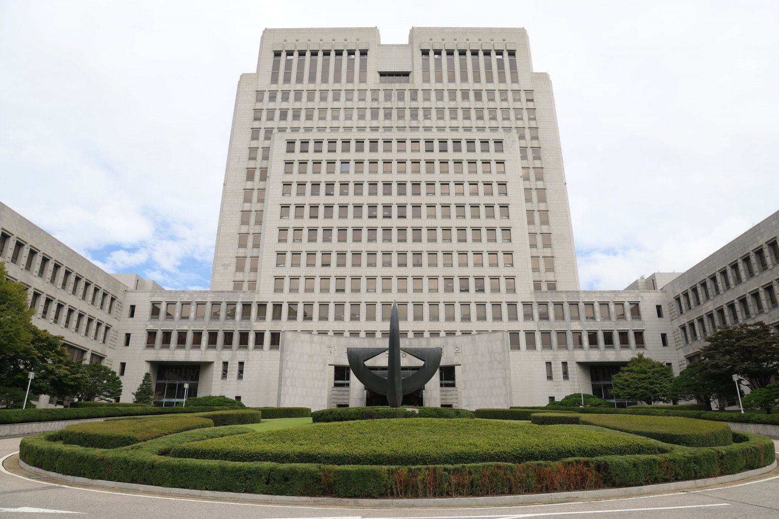 더불어민주당이 대법관 증원 등 사법개혁 추진 속도를 높이는 가운데 전국 일선 판사 모임인 전국법관대표회의가 25일 온·오프라인으로 ‘상고심 제도 개선 토론회’를 열고 대법관 수 증원안과 대법관 추천 방식 개선안에 관해 논의한다. 사진은 이날 대법원 청사의 모습. 2025.09.25. [서울=뉴시스]