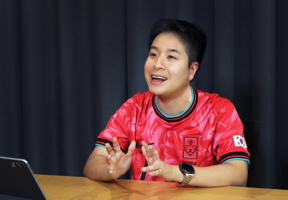 임형철 쿠팡플레이 축구 해설위원·EA SPORTS FC 한국어 해설. 임 위원은 “손흥민의 LA FC 유니폼을 아쉽게도 구하지 못해, 손흥민 이름이 적힌 대한민국 국가대표팀 유니폼을 입고 오늘 인터뷰에 임했다”고 말했다. 박해윤 기자