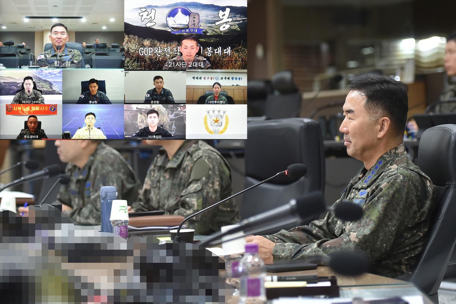 진영승 합참의장이 추석인 6일 지·해·공 및 사이버 영역을 책임지는 작전부대, 대테러대응 팀의 장병 및 군무원들과 지휘통화를 하며 연휴기간 군사대비태세 유지를 강조하고 있다. 사진=합참 제공