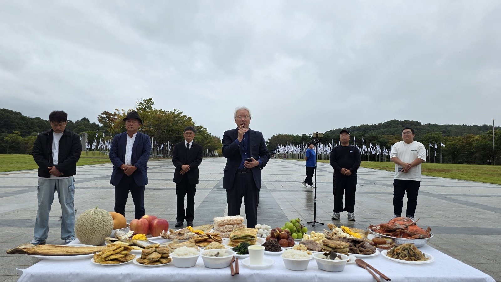 6일 독립기념관 겨레의 집 앞에서 황선건 역사독립국민행동 대표가 추석 차례를 지내고 있다. 2025.10.6. /ⓒ 뉴스1