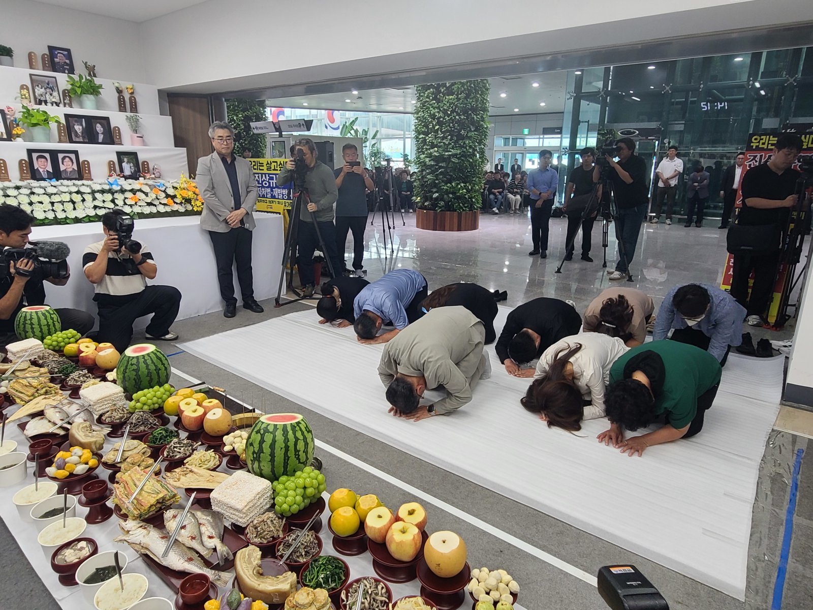 6일 오후 2시 전남 무안국제공항 1층에 마련된 합동분향소에서 유가족들이 여객기 참사 희생자들을 위한 추석 합동 차례를 지내고 있다. 2025.10.6/뉴스1