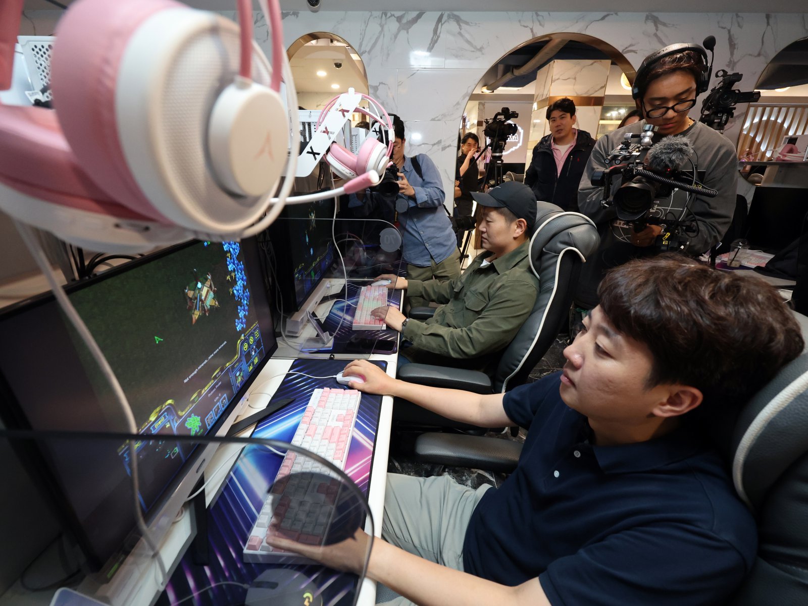 이준석 개혁신당 대표와 김재섭 국민의힘 의원이 지난 5일 오후 서울 영등포구의 한 PC방에서 열린 ‘한가위 기념 민속놀이 대회 스타 정치인’ 행사에서 스타크래프트 게임을 하고 있다. 2025.10.5/뉴스1