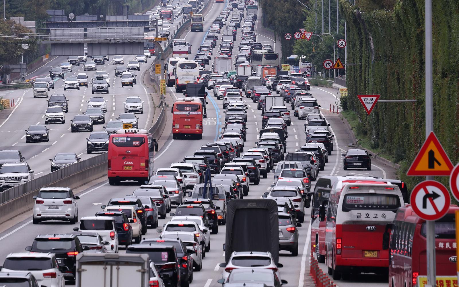 지난 3일 오후 서울 서초구 잠원IC 부근 경부고속도로 하행선이 귀성 차량으로 정체를 빚고 있다. 2025.10.3, 뉴스1