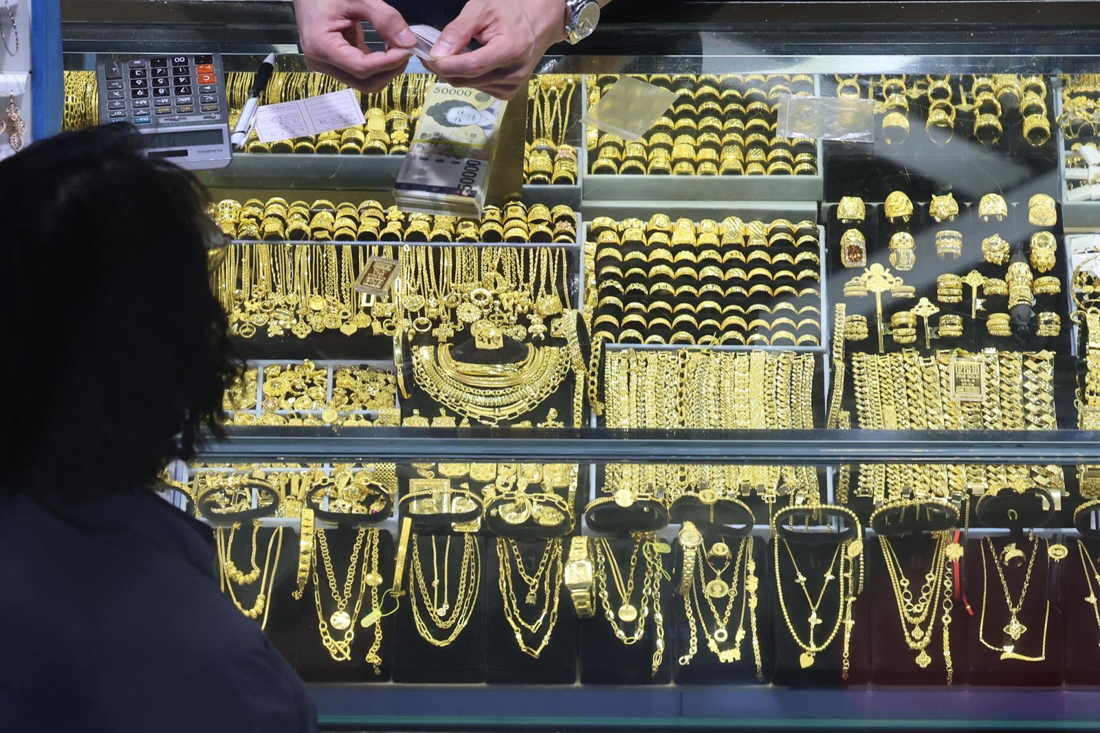 24일 서울 종로구의 한 금은방에서 고객이 금 거래를 하고 있다. 미국 도널드 트럼프 행정부의 관세 정책이 가져온 경제 불확실성 속에 미 중앙은행이 지난주 금리 인하 재개에 나서면서 국제 금값이 사상 최고치를 다시 경신했다.  22일(현지 시각) 뉴욕상품거래소에서 12월 인도분 금 선물 종가는 온스당 3천775.10달러로 전 거래일 대비 1.9% 올랐다. 2025.09.24 [서울=뉴시스]