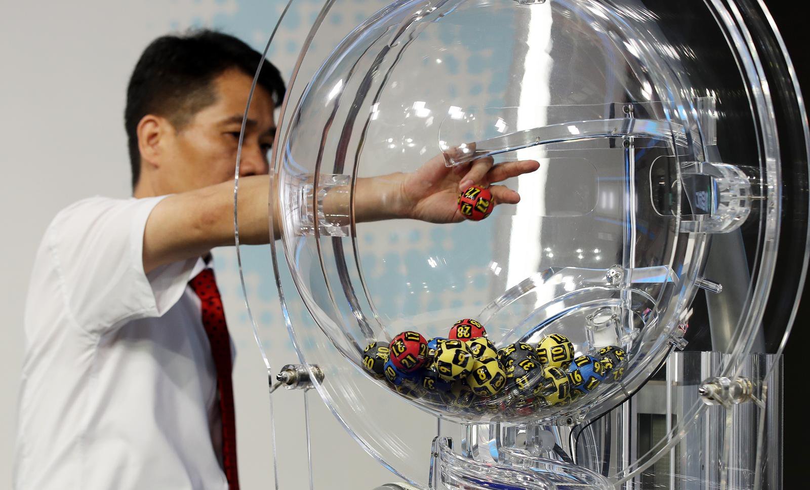 10일 오후 서울 마포구 MBC 상암동 스튜디오에서 ‘대국민 로또 추첨 공개 방송’에 앞서 관계자들이 추첨기 점검을 하고 있다. 2023.5.10/뉴스1 ⓒ News1