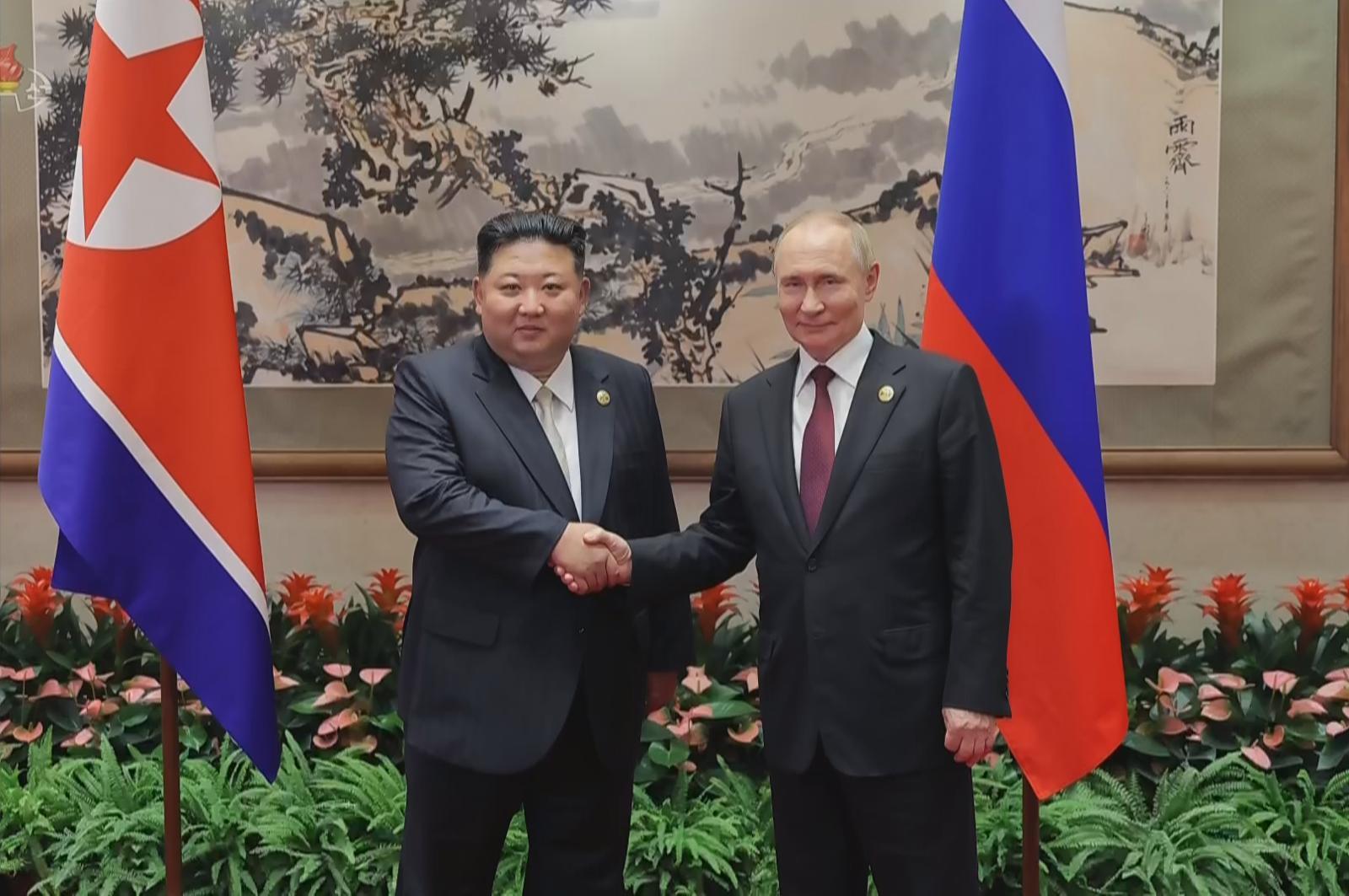 북한 조선중앙TV는 지난 3일 중국 전승절 80주년 열병식 참석차 베이징을 방문한 김정은 국무위원장이 블라디미르 푸틴 러시아 대통령과 회담했다고 4일 보도했다. 사진은 김 위원장과 푸틴 대통령이 악수하는 모습. (사진=조선중앙TV 캡쳐) 2025.09.04 [서울=뉴시스]