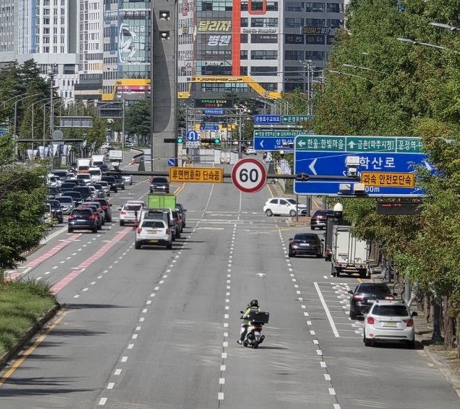 파주시가 한빛지하차도 인근에 신규 설치한 후면식 무인교통단속장비. (파주시 제공)