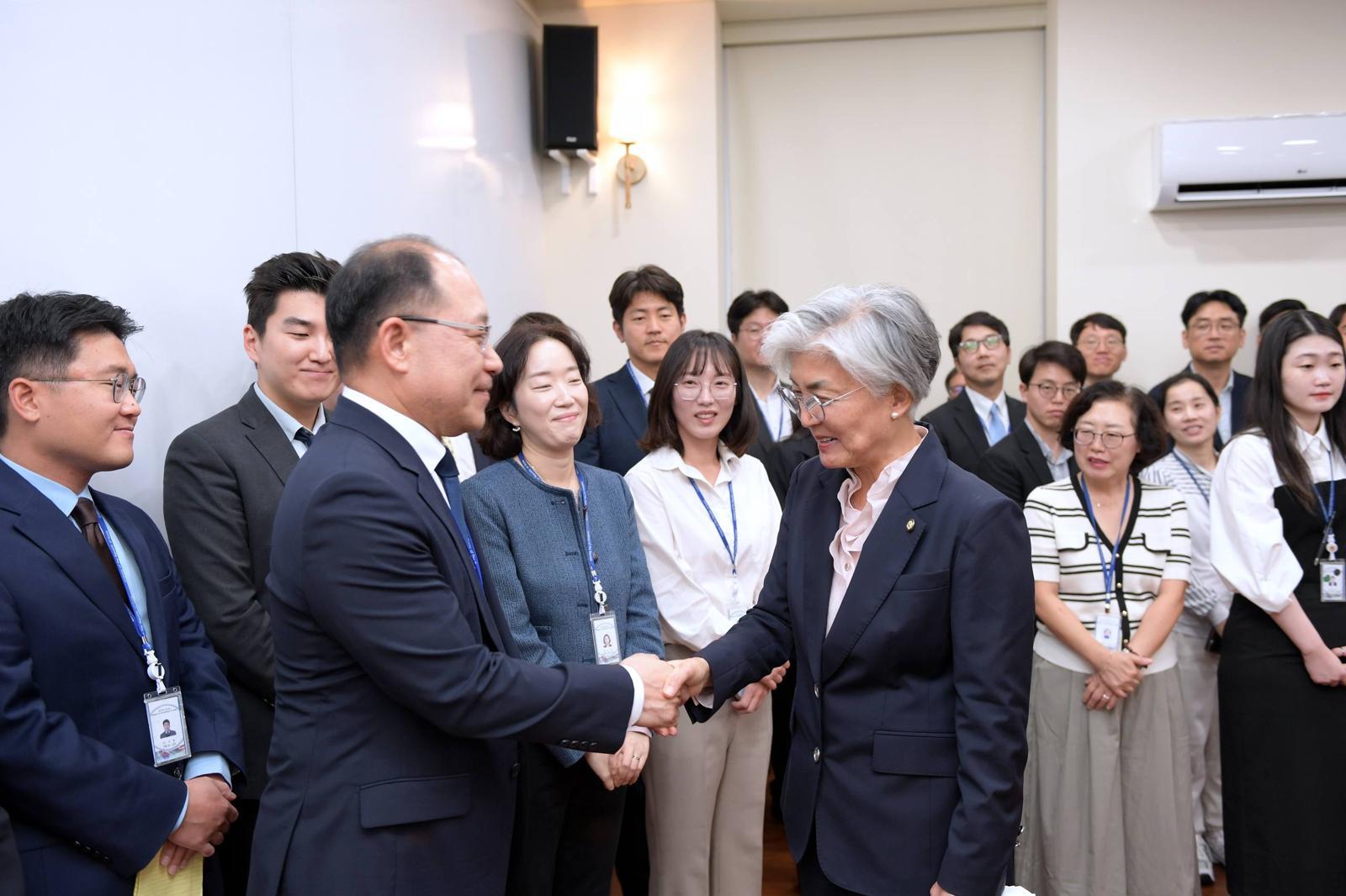 강경화 주미대사가 6일(현지 시간) 워싱턴 주미대사관에서 열린 취임식에서 취임사를 하고 있다. 주미대사관 제공