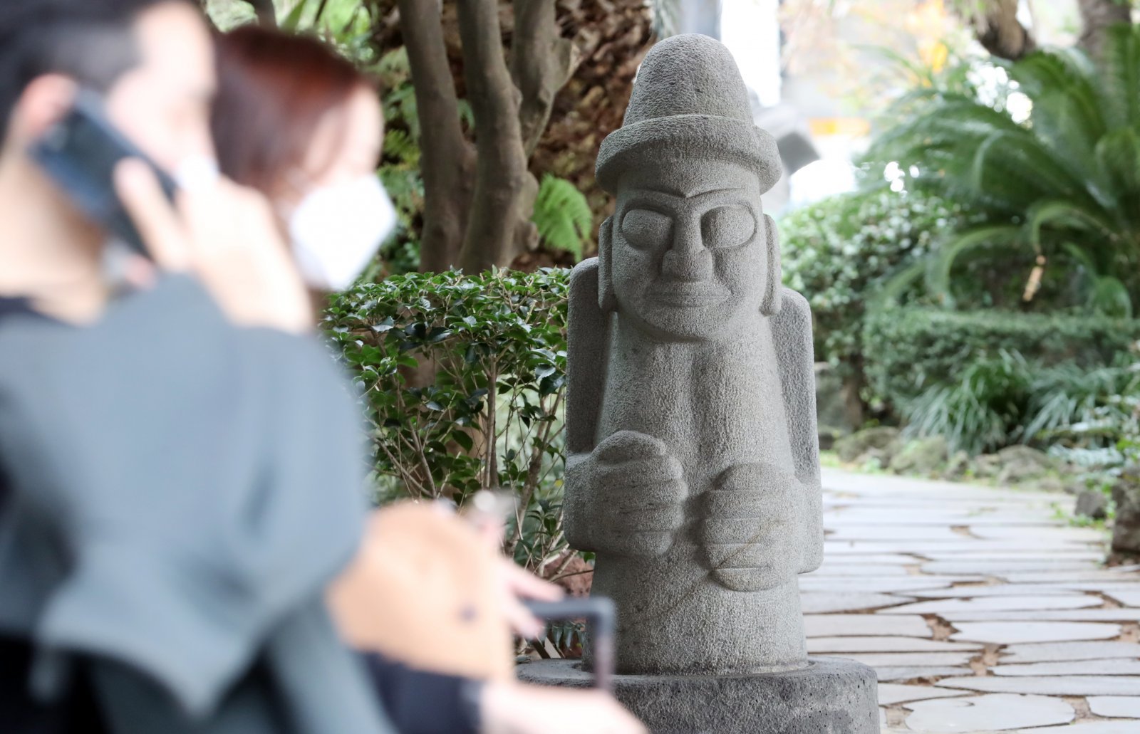 제주국제공항에 내린 관광객들이 바삐 걸음을 옮기고 있다.ⓒ News1 DB