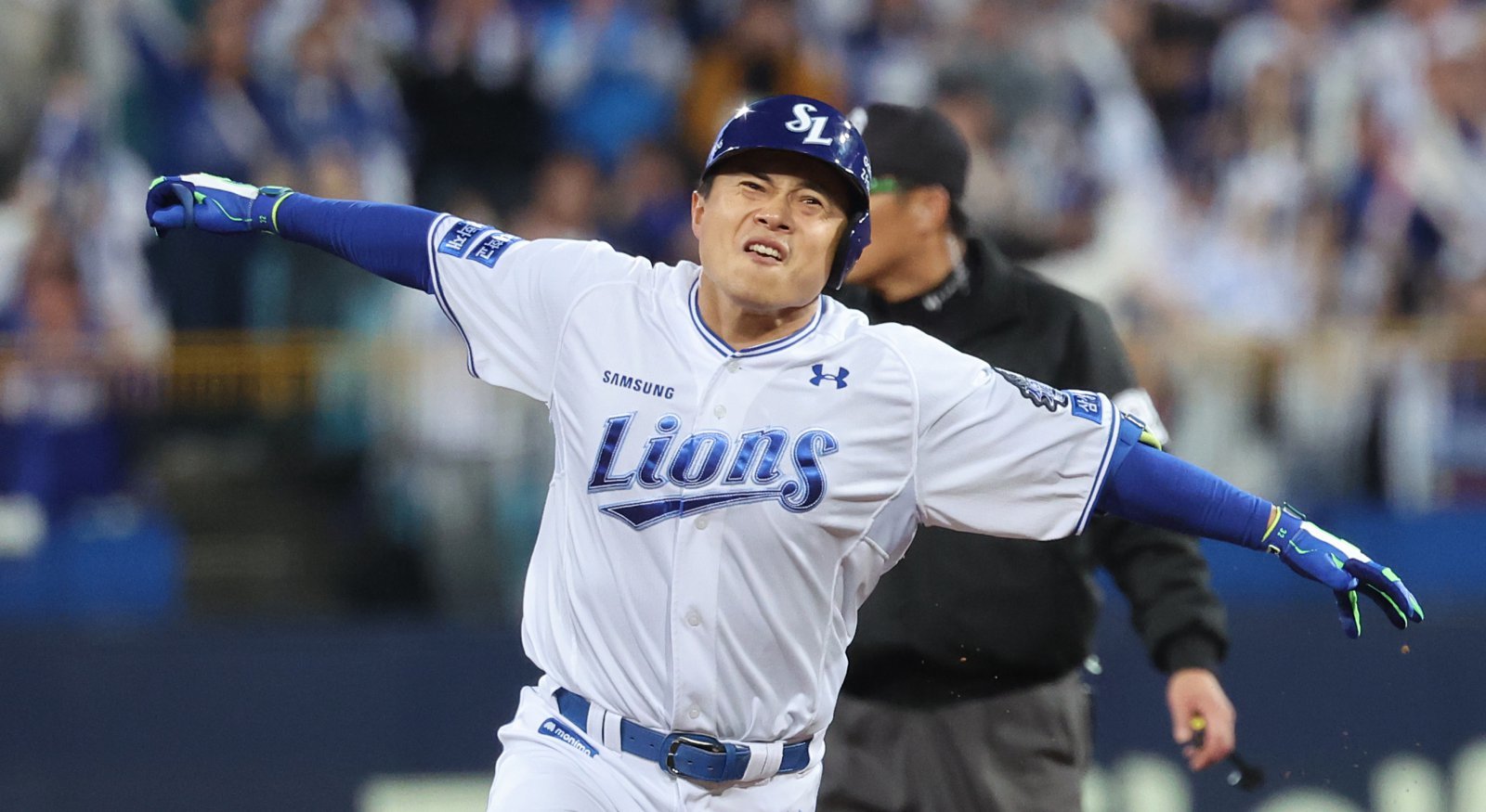 25일 대구 수성구 대구삼성라이온즈파크에서 열린 2024 KBO 포스트시즌 한국시리즈 3차전 KIA 타이거즈와 삼성 라이온즈의 경기, 7회말 무사 삼성 김헌곤이 솔로포를 치고 포효하고 있다. 2024.10.25 [대구=뉴시스]