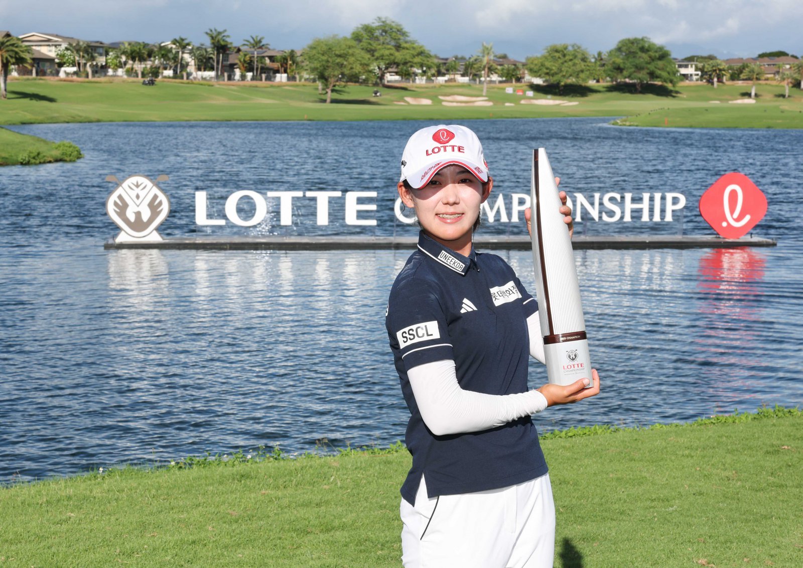 황유민이 4일(현지 시간) 하와이 오하우섬 에바비치 호아칼레이CC에서 열린 ‘2025 롯데 챔피언십’에서 우승을 차지한 뒤 트로피를 들고 포즈를 취하고 있다. (사진=대홍기획 제공) 2025.10.05 [서울=뉴시스]