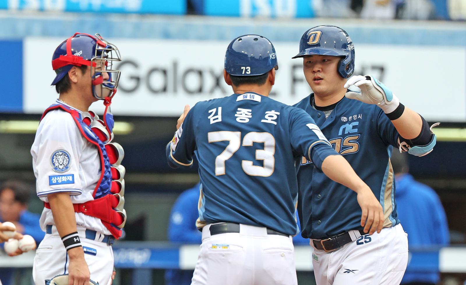6일 대구 수성구 삼성라이온즈파크에서 열린 2025 신한 SOL 뱅크 KBO리그 와일드카드 1차전 NC 다이노스와 삼성 라이온즈의 경기, 5회초 1사 주자 없는 상황에서 NC 김형준이 솔로 홈런을 친 뒤 김종호 코치와 기뻐하고 있다. 2025.10.06  [대구=뉴시스]