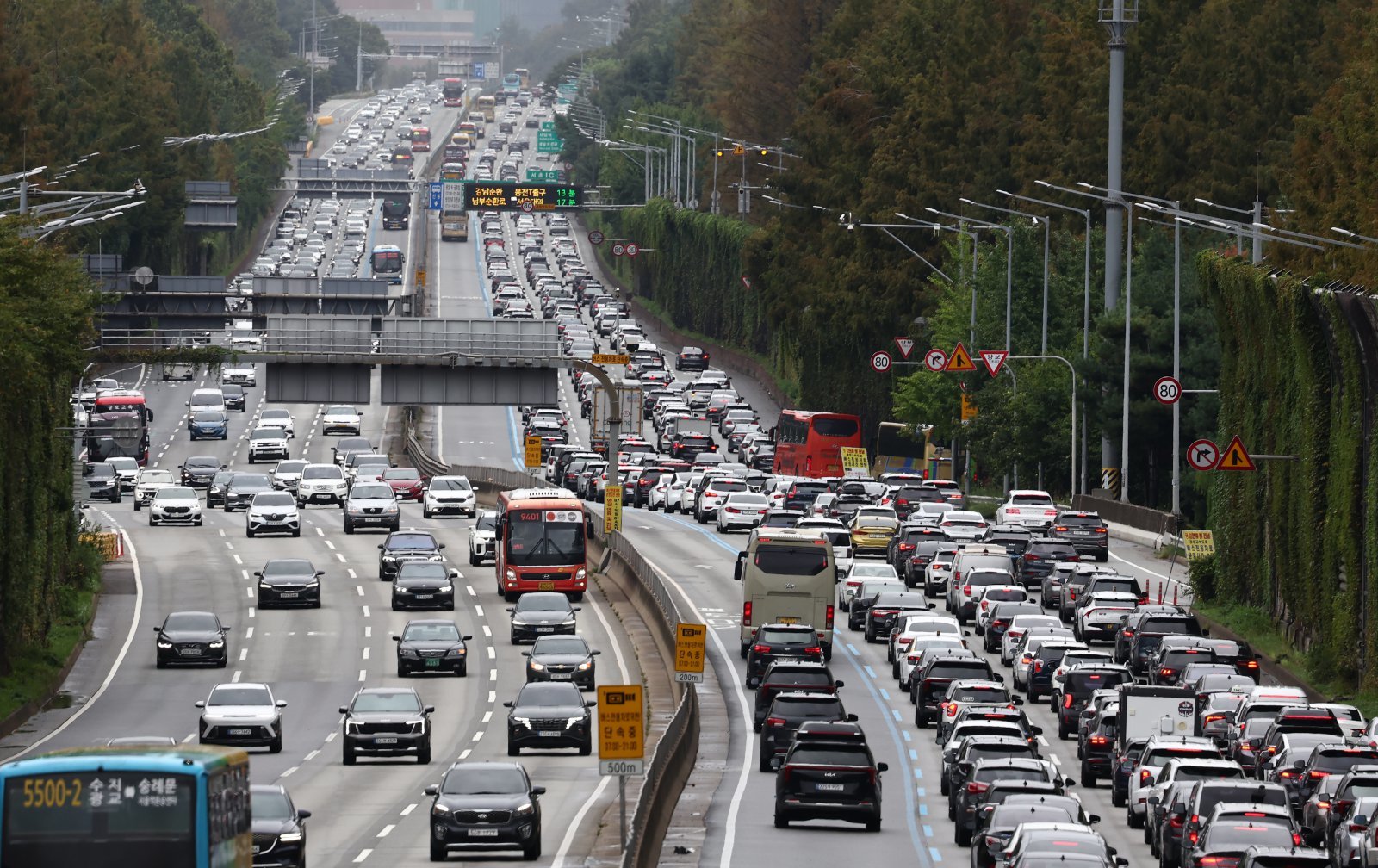 추석 다음 날인 7일 서울 서초구 잠원IC 인근 경부고속도로 상행선(왼쪽)·하행선 방향 차량들이 서행하고 있다. 한국도로공사는 귀성 방향 정체가 낮 12시~오후 1시, 귀경 방향은 오후 5시~6시 사이에 절정을 이룰 것으로 내다봤다. 귀성 정체는 이날 밤 9~10시, 귀경 정체는 다음날 새벽 2~3시경에 해소될 것으로 전망했다. 2025.10.7。 뉴스1